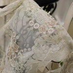 Voilage élégant avec motifs floraux délicats, idéal pour ajouter une touche de finesse et de romantisme à tout espace intérieur. Parfait pour les décorations de mariage, les rideaux de salle de séjour ou les tenues de cérémonie. Crée une ambiance chic et raffinée grâce à ses détails soignés.