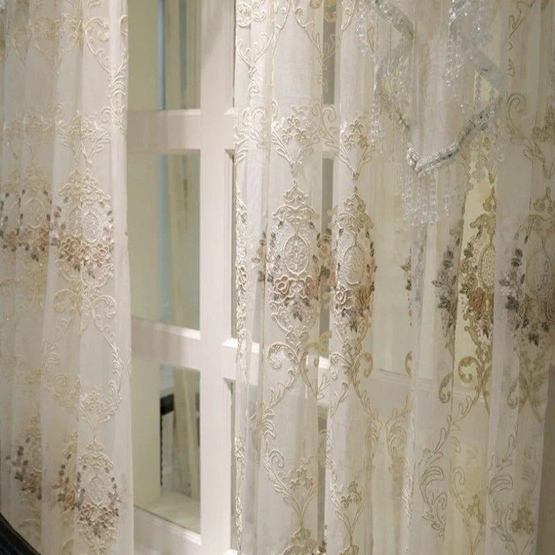 Rideaux décoratifs élégants avec motifs brodés, idéal pour salon ou chambre, ajoutant une touche raffinée à votre intérieur. Translucide pour filtrer la lumière tout en préservant l'intimité. Accessoire parfait pour embellir vos fenêtres avec un style classique et chic.