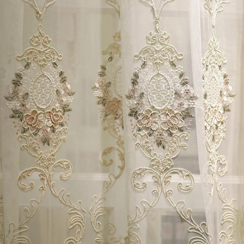 Rideaux élégants décorés de motifs floraux et broderies raffinées, apportant une touche de sophistication à votre intérieur. Ces panneaux de rideaux ajoutent une ambiance luxueuse et un charme intemporel à toute pièce de votre maison. Idéal pour le salon, la chambre ou la salle à manger, ces rideaux ornés de détails artistiques transforment votre espace en véritable havre de paix.