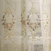 voilage blanc cassé broderies florales motifs volutes élégants rideaux classiques romantiques chambre