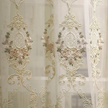 Rideaux élégants décorés de motifs floraux et broderies raffinées, apportant une touche de sophistication à votre intérieur. Ces panneaux de rideaux ajoutent une ambiance luxueuse et un charme intemporel à toute pièce de votre maison. Idéal pour le salon, la chambre ou la salle à manger, ces rideaux ornés de détails artistiques transforment votre espace en véritable havre de paix.