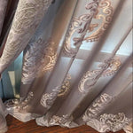 Rideau élégant avec motifs brodés, apportant une touche de raffinement à votre intérieur. Parfait pour ajouter une ambiance chic et sophistiquée dans le salon ou la chambre. Accessoire de décoration idéal pour sublimer vos fenêtres.