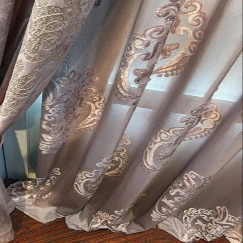Rideau élégant avec motifs brodés, apportant une touche de raffinement à votre intérieur. Parfait pour ajouter une ambiance chic et sophistiquée dans le salon ou la chambre. Accessoire de décoration idéal pour sublimer vos fenêtres.