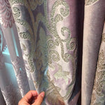 Rideau décoratif avec motifs floraux élégants, idéal pour embellir un salon ou une chambre à coucher. Ce rideau apporte une touche sophistiquée et intemporelle à votre intérieur, offrant à la fois style et intimité. Parfait pour créer une ambiance chaleureuse et accueillante.