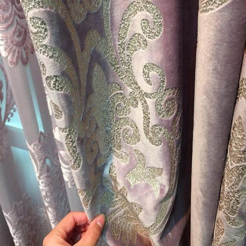 Rideau décoratif avec motifs floraux élégants, idéal pour embellir un salon ou une chambre à coucher. Ce rideau apporte une touche sophistiquée et intemporelle à votre intérieur, offrant à la fois style et intimité. Parfait pour créer une ambiance chaleureuse et accueillante.