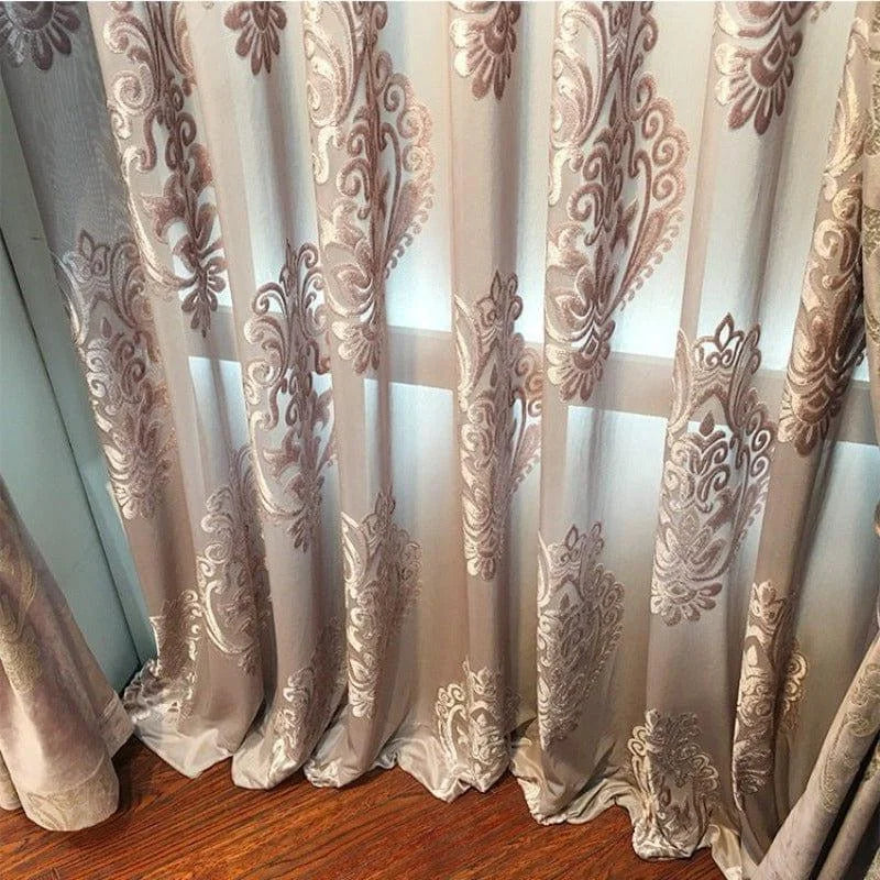 Rideaux élégants avec motifs floraux ornementaux en relief, parfaits pour ajouter une touche de sophistication à votre intérieur. Idéals pour le salon ou la chambre à coucher, ces rideaux filtrent la lumière tout en préservant l'intimité de votre espace. Design raffiné qui s'intègre aisément dans une décoration classique ou moderne.