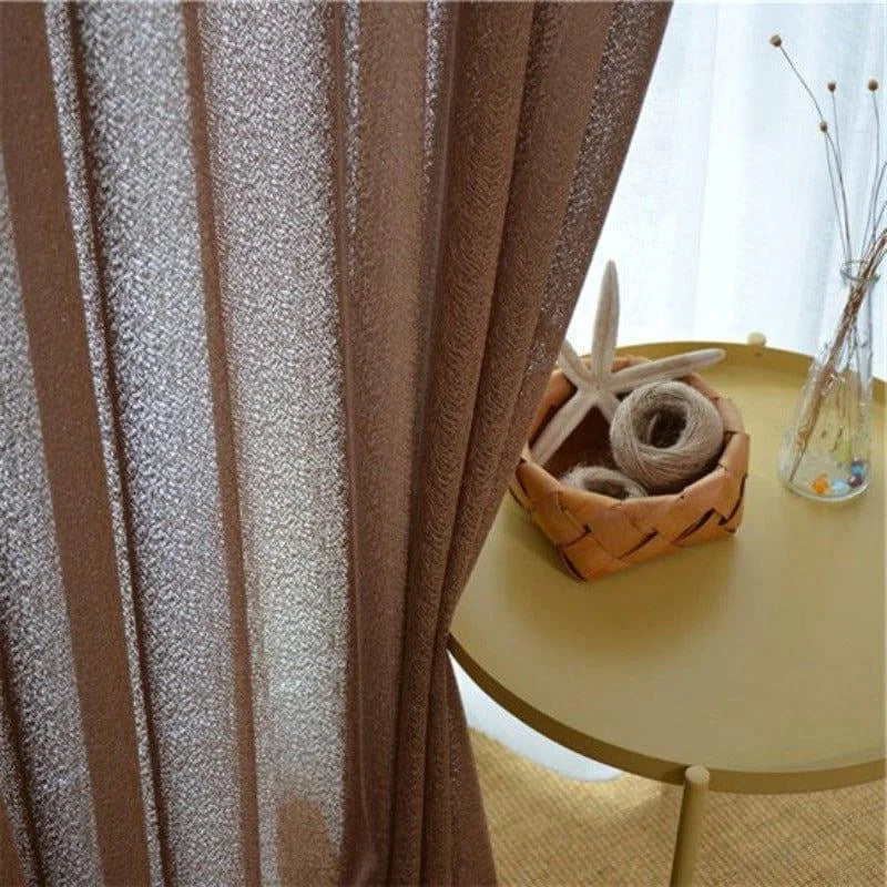 Rideau élégant marron avec un motif texturé, idéal pour ajouter une touche de sophistication à votre intérieur. Parfait pour le salon ou la chambre, ce rideau offre une ambiance chaleureuse et accueillante. Design intemporel qui s'adapte à tous les styles de décoration.