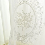 Rideau décoratif avec motifs floraux somptueux, idéal pour apporter une touche élégante à votre intérieur. Ce design raffiné en blanc s'harmonise parfaitement avec tout type de décoration intérieure, offrant une ambiance lumineuse et douce dans chaque pièce. Parfait pour les salons, chambres ou espaces de réception.