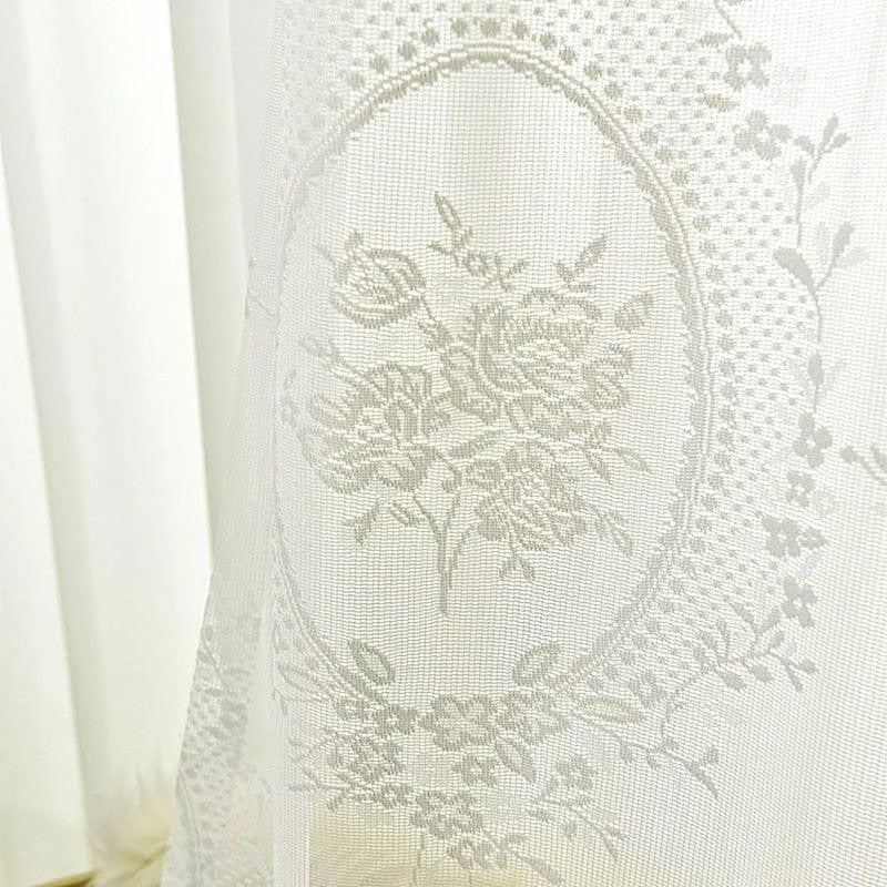 Rideau décoratif avec motifs floraux somptueux, idéal pour apporter une touche élégante à votre intérieur. Ce design raffiné en blanc s'harmonise parfaitement avec tout type de décoration intérieure, offrant une ambiance lumineuse et douce dans chaque pièce. Parfait pour les salons, chambres ou espaces de réception.