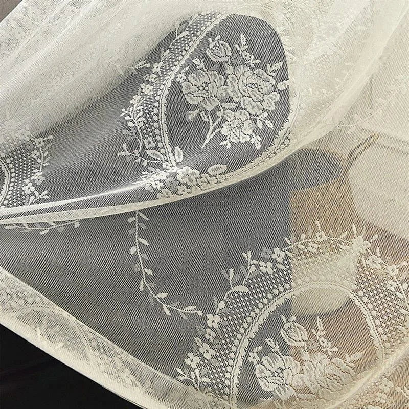 Voilage délicat avec motifs fleuris, idéal pour décoration intérieure élégante. Design raffiné et léger, parfait pour ajouter une touche de sophistication à n'importe quelle pièce. Transforme l'atmosphère en laissant passer la lumière naturellement.