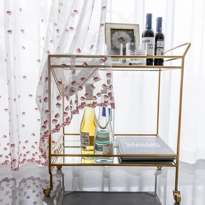 Chariot de service élégant avec roulettes, idéal pour ranger vos bouteilles de vin et vos livres. Parfait pour ajouter une touche sophistiquée à votre décoration intérieure. Découvrez comment ce meuble pratique peut optimiser votre espace en alliant esthétique et fonctionnalité. Un accessoire indispensable pour les amateurs de style contemporain.