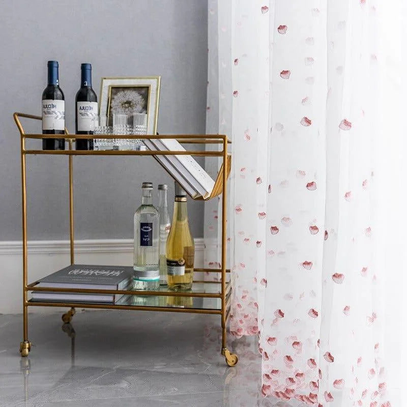Chariot de service élégant à roulettes, idéal pour ranger et présenter vos boissons préférées. Doté de deux étagères pratiques, ce meuble est parfait pour organiser des bouteilles et des accessoires de bar. Sa structure dorée ajoute une touche moderne et luxueuse à tout intérieur. Parfait pour un salon ou une salle à manger, il allie fonctionnalité et style contemporain.
