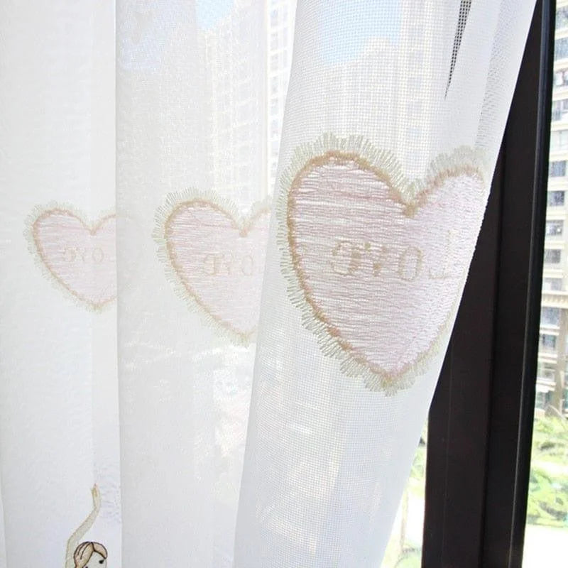 Voilage décoratif pour intérieur moderne, avec motifs de cœur délicats, idéal pour ajouter une touche romantique à votre salon ou chambre. Ce rideau léger et élégant crée une ambiance lumineuse tout en préservant votre intimité. Parfait pour un style de décoration chic et contemporain.