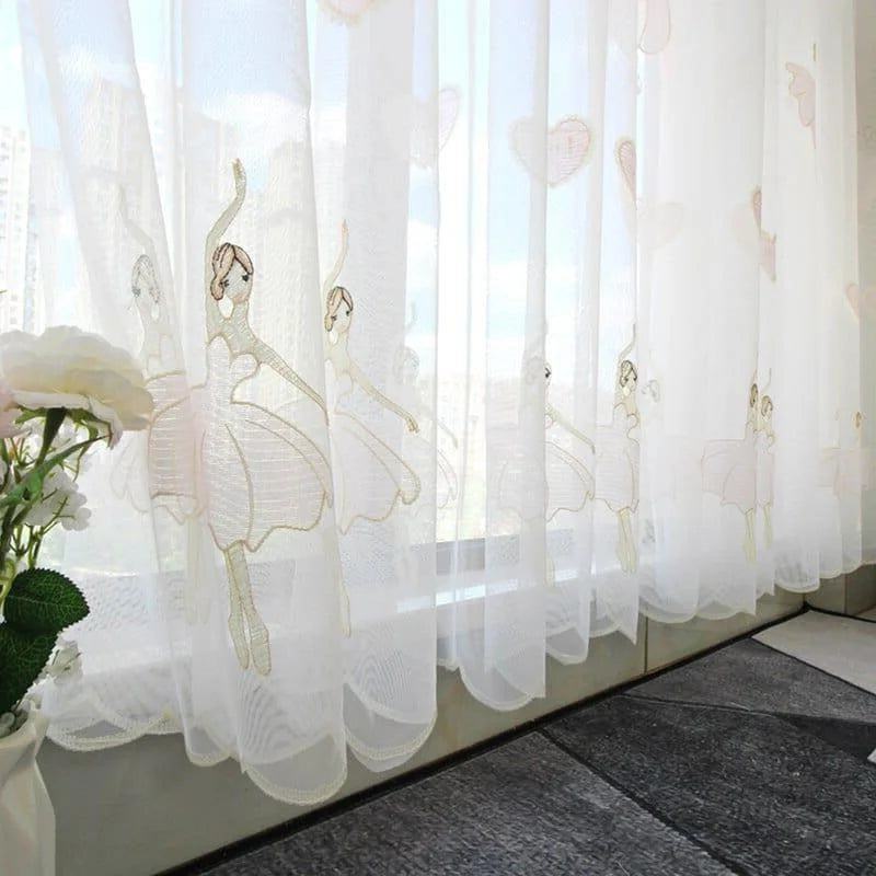 Rideaux élégants avec motifs de ballerines, parfaits pour apporter une touche délicate et artistique à votre intérieur. Idéal pour les chambres d'enfants ou un salon, ce voilage décoratif filtre la lumière tout en ajoutant un charme unique à votre espace. Accessoire tendance pour une décoration raffinée.