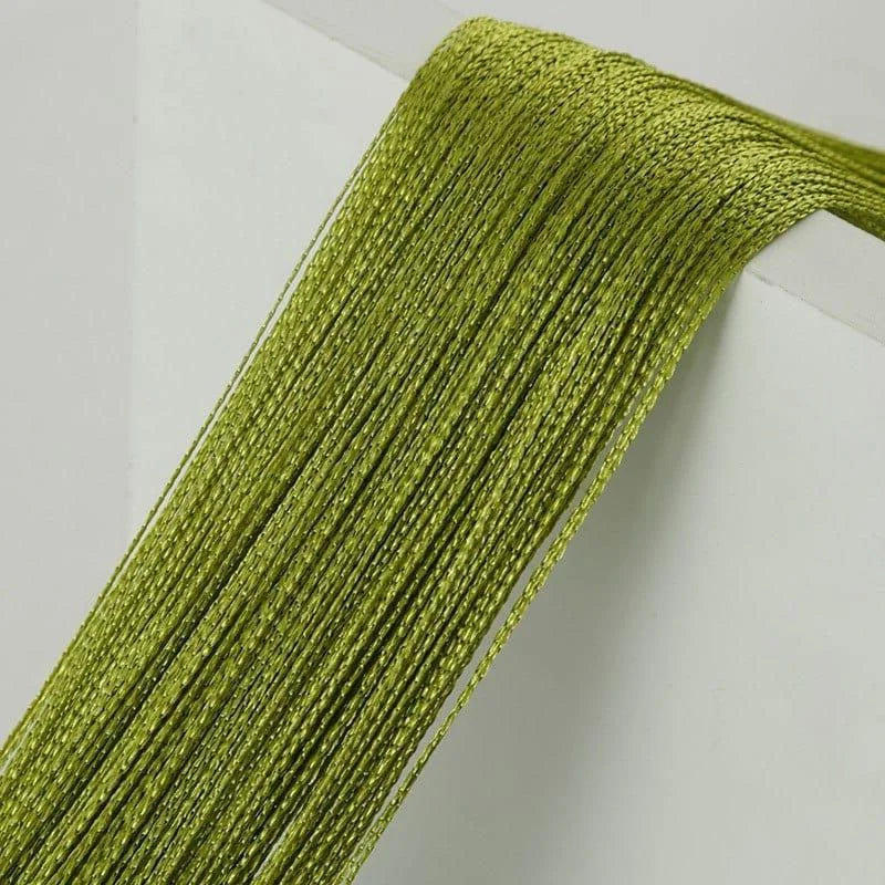 Cordon décoratif vert scintillant pour artisanat créatif, idéal pour embellir vos projets DIY, couture et décoration intérieure. Apportez une touche lumineuse et élégante à vos créations avec ce cordon aux reflets éclatants. Polyvalent et facile à utiliser, il est parfait pour les professionnels comme pour les amateurs de loisirs créatifs.