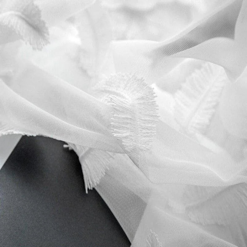Voile blanc délicat avec motifs texturés, idéal pour la décoration intérieure et la confection de rideaux élégants. Design épuré et raffiné, parfait pour créer une ambiance lumineuse et chic dans votre espace de vie. Accessoire de choix pour un style contemporain et aérien.