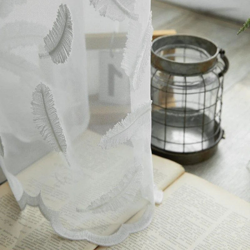 Voilage délicat avec motifs de plumes blanches, idéal pour ajouter une touche d'élégance à votre intérieur. Doux et fluide, ce rideau léger embellit votre salon ou chambre à coucher, offrant une ambiance douce et aérienne. Parfait pour filtrer la lumière tout en préservant l'intimité. Combinez-le avec un décor vintage pour un style unique et sophistiqué.