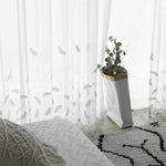 Voilage élégant avec motifs de plumes blanches, idéal pour apporter une touche de légèreté et de modernité à votre intérieur. Parfait pour le salon ou la chambre à coucher, il laisse entrer une douce lumière naturelle tout en préservant votre intimité. Associez-le à une décoration en tons neutres pour une ambiance apaisante et harmonieuse.