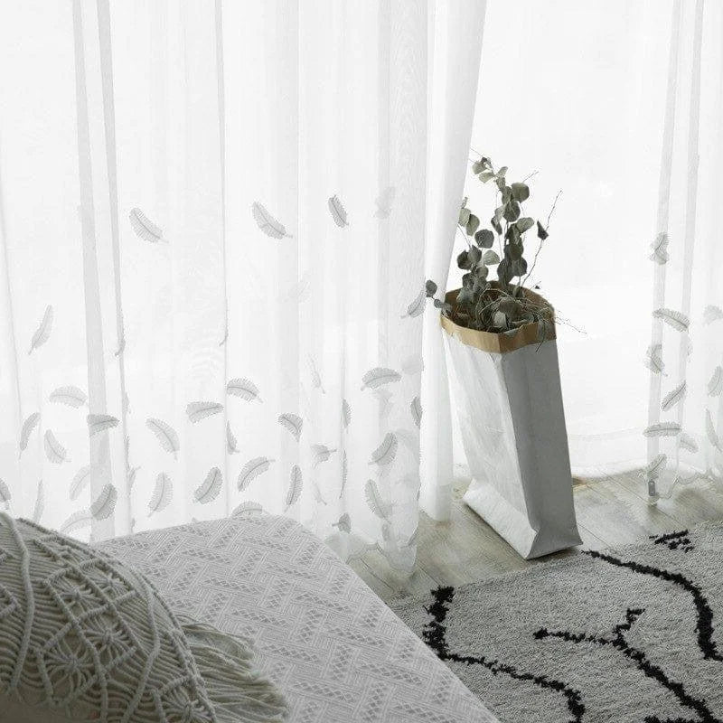 Voilage élégant avec motifs de plumes blanches, idéal pour apporter une touche de légèreté et de modernité à votre intérieur. Parfait pour le salon ou la chambre à coucher, il laisse entrer une douce lumière naturelle tout en préservant votre intimité. Associez-le à une décoration en tons neutres pour une ambiance apaisante et harmonieuse.