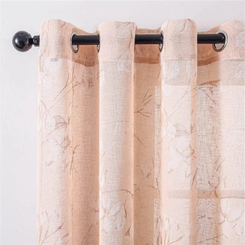 Rideau beige avec motifs floraux légers et œillets noirs, idéal pour ajouter une touche élégante et naturelle à votre intérieur. Parfait pour le salon, la chambre ou toute autre pièce de la maison. Accessoire de décoration moderne et raffiné.