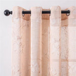 Rideau beige avec motifs floraux légers et œillets noirs, idéal pour ajouter une touche élégante et naturelle à votre intérieur. Parfait pour le salon, la chambre ou toute autre pièce de la maison. Accessoire de décoration moderne et raffiné.