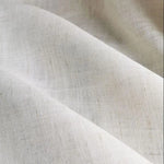 Texture délicate et élégante d'un tissu blanc aux motifs subtils, idéal pour des créations de mode raffinées ou une décoration intérieure chaleureuse. Ce textile présente une apparence légère et aérée, parfaite pour apporter une touche de sophistication à n'importe quel projet.