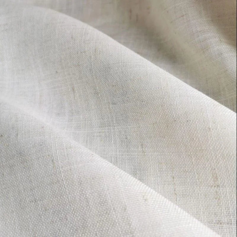 Texture délicate et élégante d'un tissu blanc aux motifs subtils, idéal pour des créations de mode raffinées ou une décoration intérieure chaleureuse. Ce textile présente une apparence légère et aérée, parfaite pour apporter une touche de sophistication à n'importe quel projet.