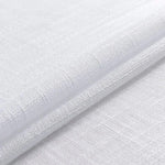 Gros plan sur un tissu blanc texturé, idéal pour la décoration intérieure et la confection de rideaux ou nappes. Design élégant et sobre, parfait pour ajouter une touche moderne et épurée à votre espace.