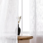 Voilage blanc translucide élégant pour salon, laissant passer la lumière naturelle tout en préservant l'intimité. Idéal pour une décoration contemporaine et minimaliste. Placé devant une fenêtre, il offre une ambiance lumineuse et apaisante. Accessoire essentiel pour habiller vos fenêtres avec style.