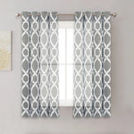 Rideaux modernes avec motifs géométriques gris et blanc, idéaux pour décorer votre salon ou chambre à coucher. Apportez une touche élégante à votre intérieur avec ces rideaux à œillets, offrant un style contemporain et épuré tout en permettant une belle luminosité dans la pièce. Faciles à installer, ces rideaux combinent esthétique et fonctionnalité pour sublimer votre décoration intérieure.