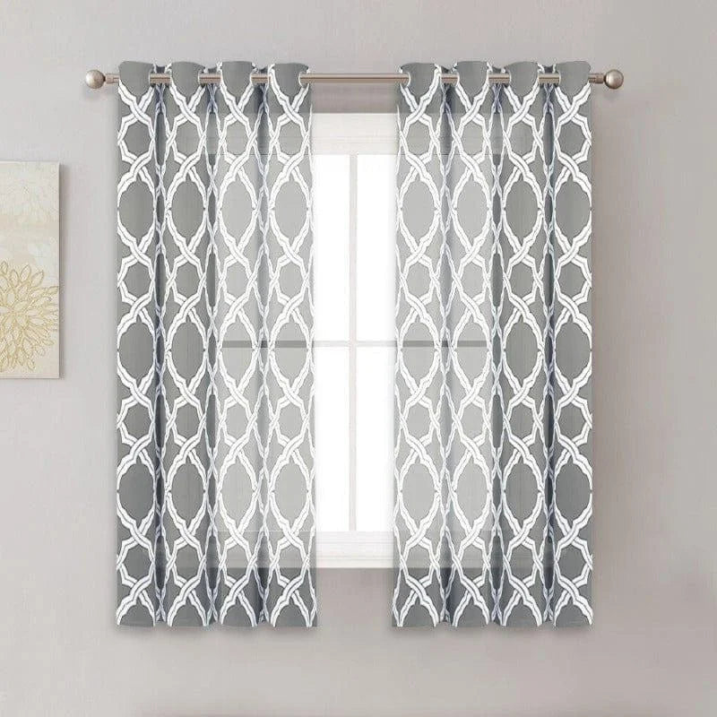 Rideaux modernes avec motifs géométriques gris et blanc, idéaux pour décorer votre salon ou chambre à coucher. Apportez une touche élégante à votre intérieur avec ces rideaux à œillets, offrant un style contemporain et épuré tout en permettant une belle luminosité dans la pièce. Faciles à installer, ces rideaux combinent esthétique et fonctionnalité pour sublimer votre décoration intérieure.