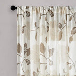 Rideau élégant avec motif floral beige sur fond clair, parfait pour ajouter une touche de charme naturel à votre espace intérieur. Ce rideau décoratif illumine la pièce tout en offrant une certaine intimité. Idéal pour des salons modernes ou des chambres classiques, il s'intègre facilement dans divers styles de décoration grâce à son design simple et raffiné.