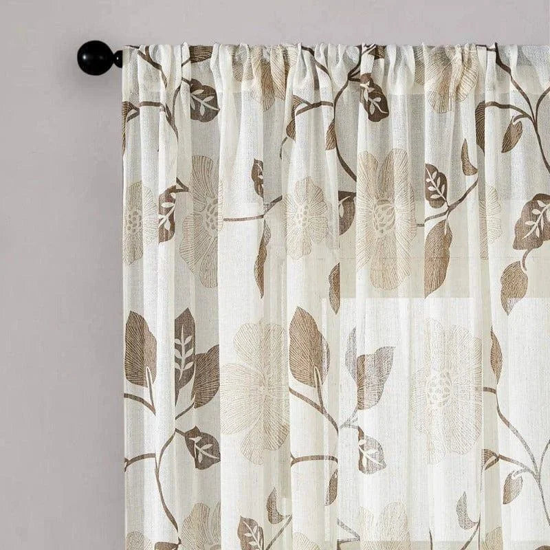 Rideau élégant avec motif floral beige sur fond clair, parfait pour ajouter une touche de charme naturel à votre espace intérieur. Ce rideau décoratif illumine la pièce tout en offrant une certaine intimité. Idéal pour des salons modernes ou des chambres classiques, il s'intègre facilement dans divers styles de décoration grâce à son design simple et raffiné.