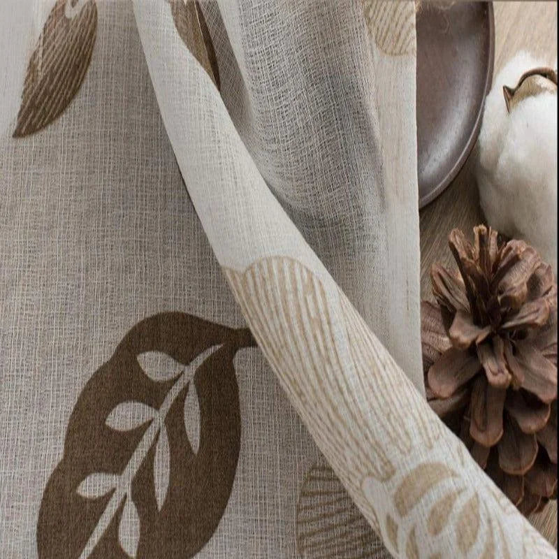 Tissu à motifs feuilles beiges sur fond clair, parfait pour ajouter une touche naturelle et élégante à votre décoration intérieure. Idéal pour les rideaux ou les voilages, ce design harmonieux complétera votre espace de manière chaleureuse et accueillante. Accessoires de décoration en arrière-plan pour un style organique et raffiné.