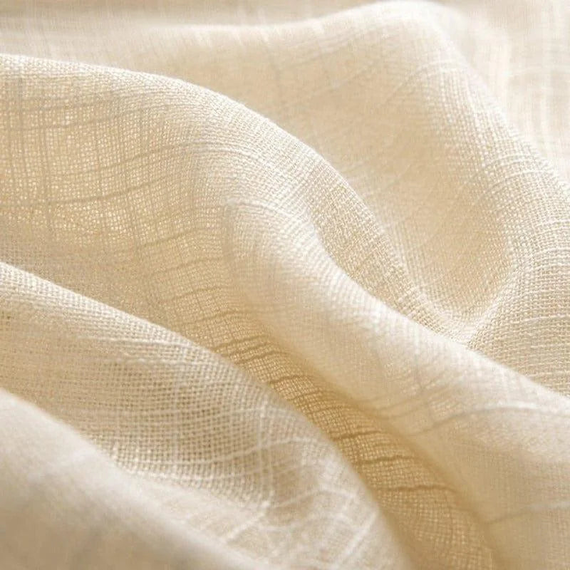 Texture douce de tissu crème, plissé avec élégance, idéale pour la décoration intérieure moderne ou la confection d'accessoires raffinés. Aspect élégant et neutre, parfait pour s'harmoniser avec différents styles de décoration.