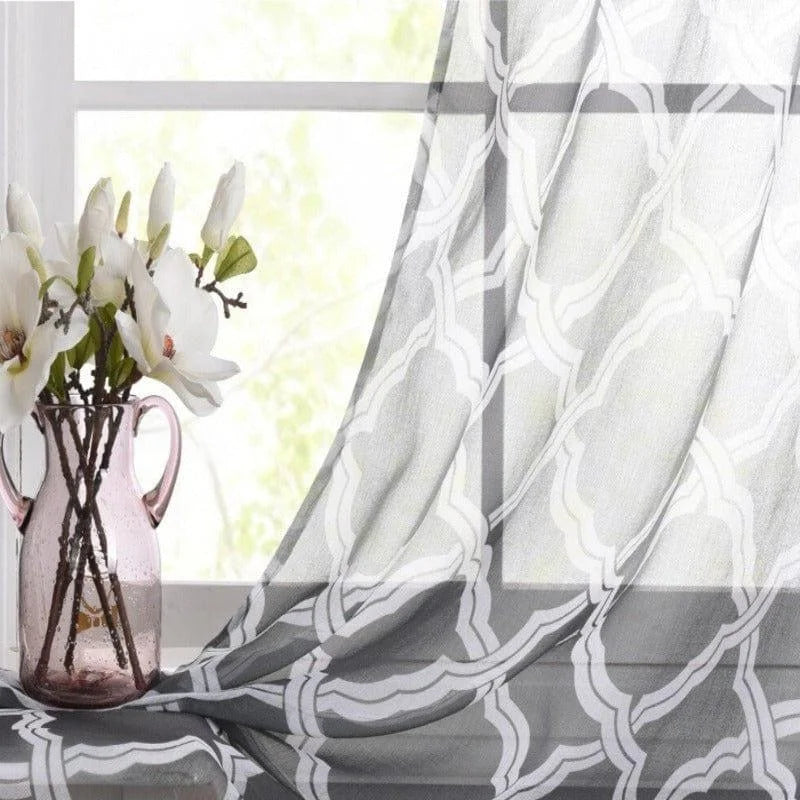 Voilage élégant à motifs géométriques en gris, idéal pour embellir votre salon. Ce rideau apporte une touche de sophistication et permet à la lumière naturelle d'illuminer votre intérieur. Parfait pour créer une atmosphère chaleureuse et accueillante dans votre espace de vie.