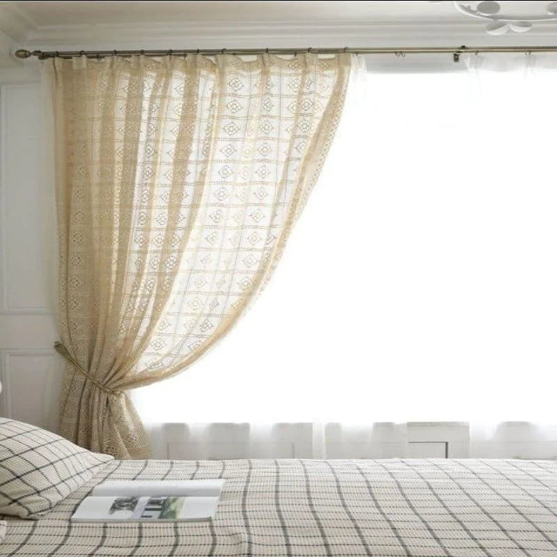 Rideau décoratif beige avec motif géométrique, idéal pour embellir un salon ou une chambre à coucher. Il permet de filtrer délicatement la lumière tout en ajoutant une touche d'élégance à votre intérieur. Accessoire parfait pour créer une ambiance cosy dans votre espace de vie.