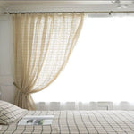 Rideau décoratif beige avec motif géométrique, idéal pour embellir un salon ou une chambre à coucher. Il permet de filtrer délicatement la lumière tout en ajoutant une touche d'élégance à votre intérieur. Accessoire parfait pour créer une ambiance cosy dans votre espace de vie.