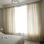 Rideaux élégants pour chambre à coucher, offrant une ambiance chaleureuse et accueillante. Idéaux pour tamiser la lumière et ajouter une touche de sophistication à votre espace. Parfaits pour les décorations contemporaines, accentuant l'élégance et le confort dans votre intérieur.