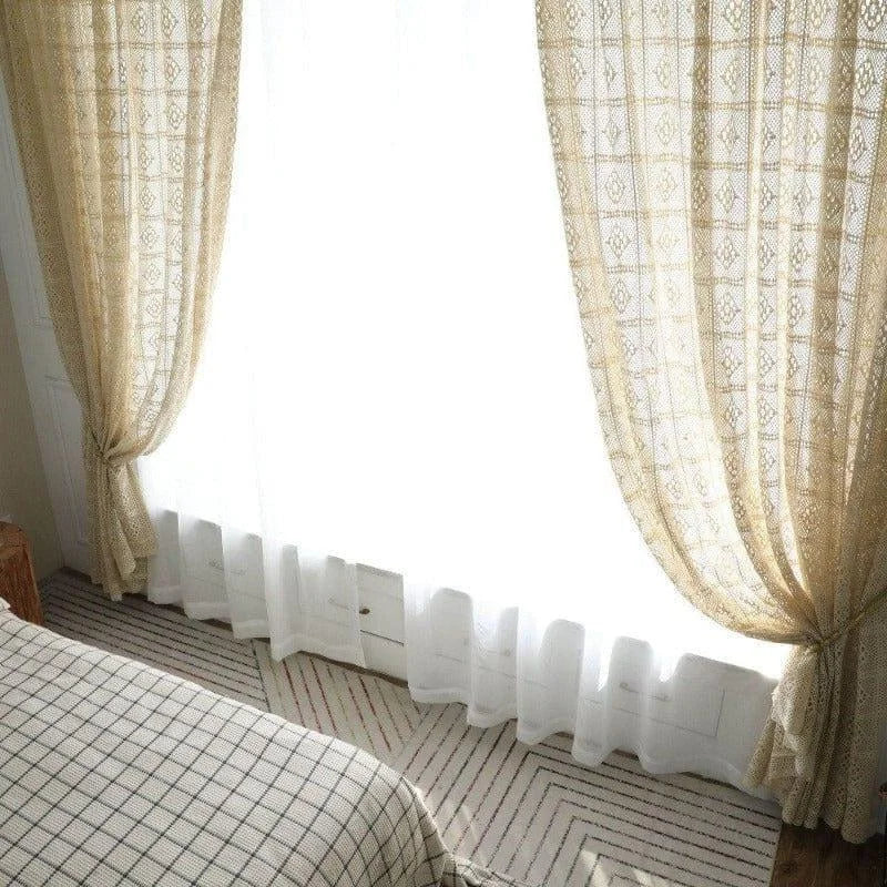 Rideaux élégants avec motifs géométriques, idéal pour un salon moderne, ajoutant une touche de sophistication et de luminosité à votre intérieur. Parfait pour contrôler la lumière tout en embellissant votre espace de vie.