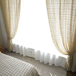 Rideaux élégants avec motifs géométriques, idéal pour un salon moderne, ajoutant une touche de sophistication et de luminosité à votre intérieur. Parfait pour contrôler la lumière tout en embellissant votre espace de vie.