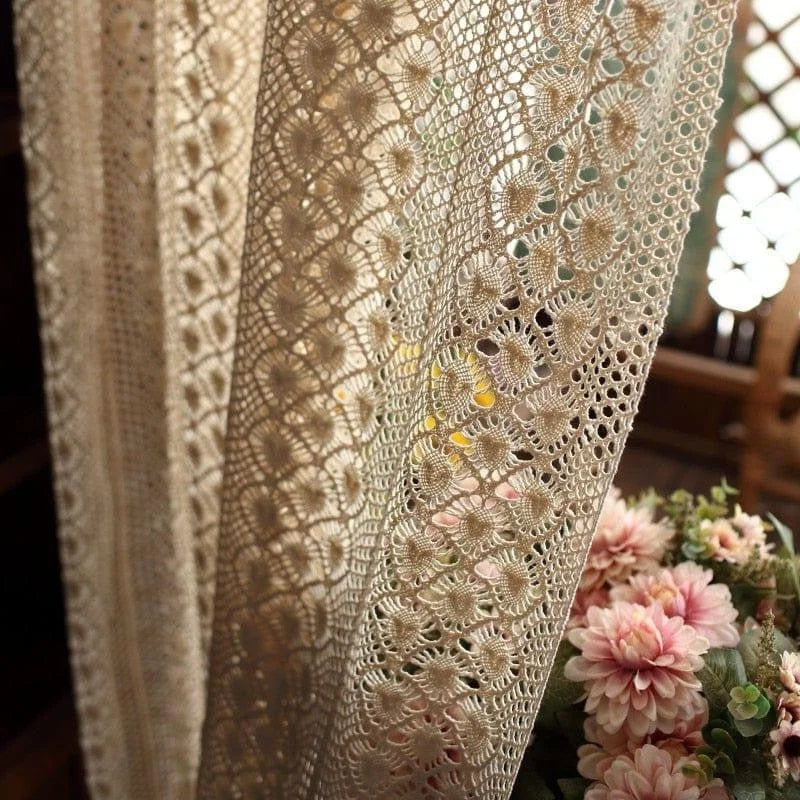 Rideau élégant ajouré avec motifs floraux, idéal pour ajouter une touche décorative et vintage à votre intérieur. Parfait pour habiller vos fenêtres de manière raffinée tout en préservant l'intimité. Complément idéal pour un salon ou une chambre au style classique.