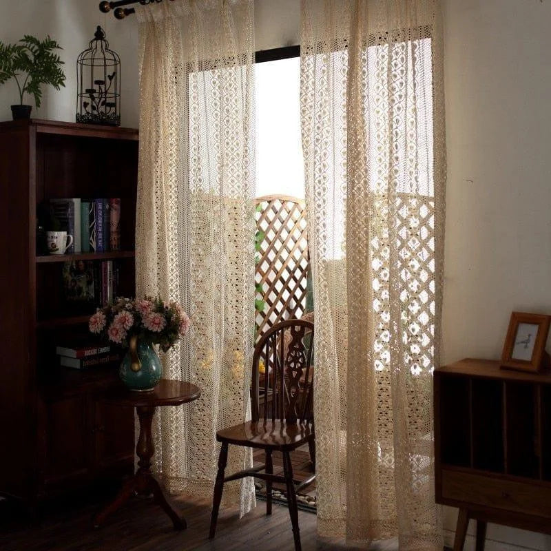 Rideaux élégants pour salon, ajoutant une touche vintage et chaleureuse à votre intérieur. Idéaux pour filtrer la lumière tout en préservant l'intimité. Design ajouré, parfait pour un style rétro-chic.