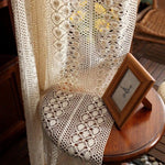 Belle nappe au crochet avec motifs floraux blancs, idéale pour une décoration intérieure élégante. Agrémentée d'un cadre photo en bois, elle apporte une touche d'authenticité et de charme rustique à votre salon. Parfait pour créer une ambiance chaleureuse et accueillante.