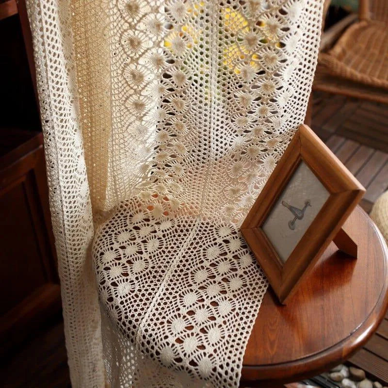 Belle nappe au crochet avec motifs floraux blancs, idéale pour une décoration intérieure élégante. Agrémentée d'un cadre photo en bois, elle apporte une touche d'authenticité et de charme rustique à votre salon. Parfait pour créer une ambiance chaleureuse et accueillante.