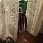 Rideaux ajourés élégants pour une décoration intérieure chaleureuse et raffinée, parfaits pour ajouter une touche de charme vintage à votre maison. Accessoire idéal pour filtrer la lumière tout en préservant votre intimité, ces rideaux ornés de motifs délicats s'intègrent parfaitement dans un salon, une chambre ou une salle à manger.