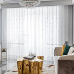 Rideau transparent élégant avec motifs délicats pour salon moderne, intégrant une ambiance lumineuse et raffinée. Accessoire décoratif idéal pour ajouter une touche de sophistication à tout intérieur contemporain.