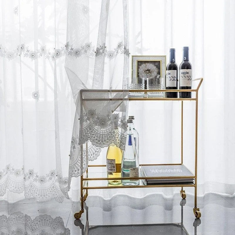 Chariot élégant pour boissons avec deux étagères pratiques, idéal pour présenter des bouteilles de vin et d'eau minérale. Complément parfait pour une décoration intérieure moderne, ce chariot sur roulettes allie fonctionnalité et esthétique. Parfait pour les réceptions ou un usage quotidien, son design raffiné s'harmonise avec divers styles de décoration.