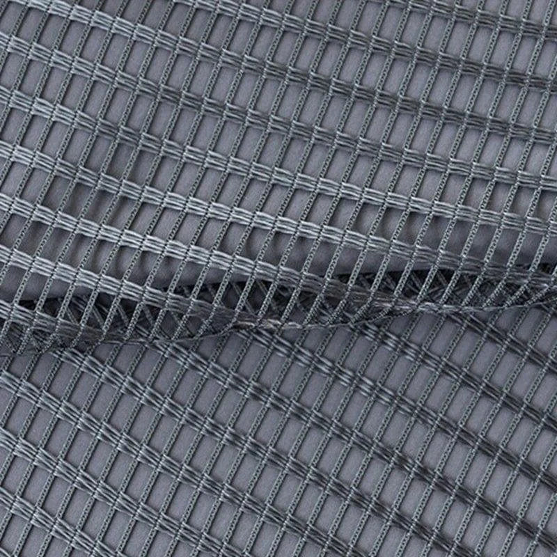 Image montrant un tissu en maille grise avec un motif en quadrillage, idéal pour la confection de vêtements et accessoires modernes. Design unique apportant style et originalité à vos créations textiles.