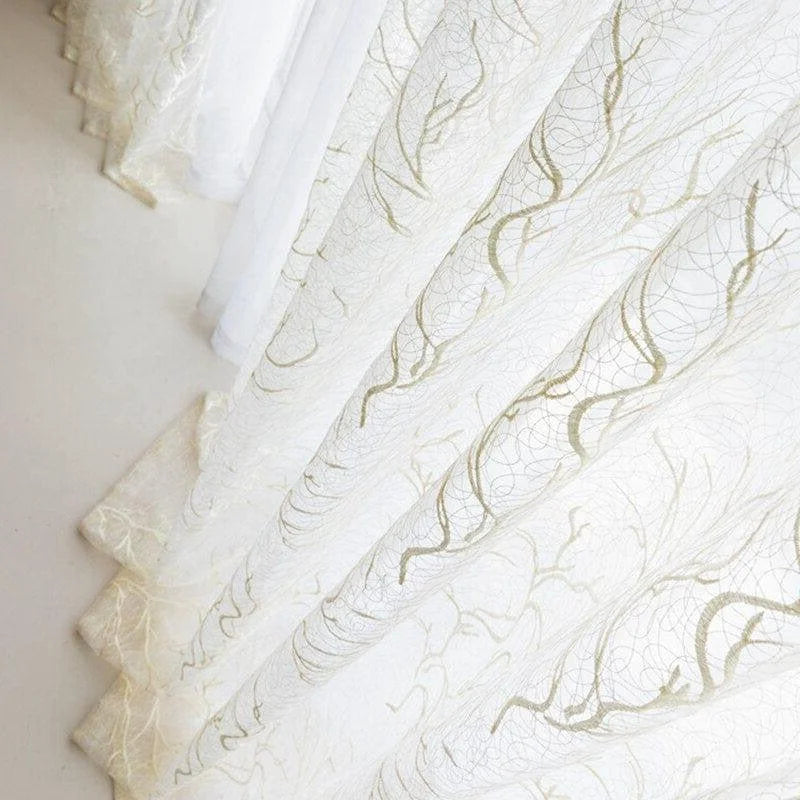 Rideau blanc élégant avec motif doré, idéal pour ajouter une touche de sophistication à votre intérieur tout en laissant passer la lumière naturelle. Parfait pour le salon ou la chambre, ce rideau allie style et fonctionnalité, créant une ambiance chaleureuse et accueillante.
